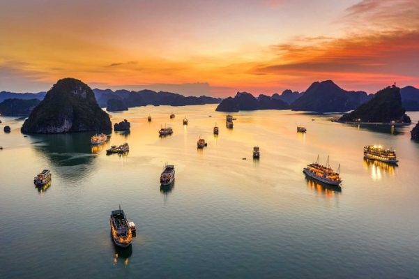 Khung cảnh thơ mộng, hàng chục du thuyền đưa du khách khám phá vịnh Hạ Long xinh đẹp